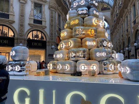 albero di gucci imbrattato|Ancora Ultima Generazione: imbrattato l'albero di Natale Gucci in .